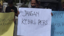 Puluhan wartawan Kediri melakukan aksi damai menolak draf Revisi RUU Penyiaran.