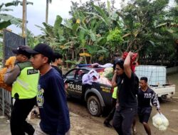 Personil Polresta Malang Kota, saat mendistribusikan bantuan langsung ke daerah terdampak bencana alam di Malang Selatan.Jawa Timur.