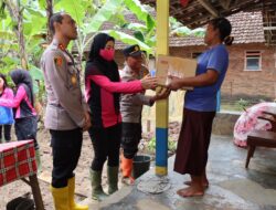 Polres Malang dan Bhayangkari Salurkan Bantuan Korban Banjir di Sumbermanjing Wetan