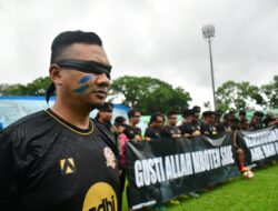 JMR FC, saat menggelar aksi tutup mata dan cuci tangan bentuk duka solidaritas Tragedi Stadion Kanjuruhan.Malang - Jawa Timur.