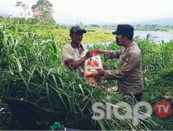 Peduli Nelayan, Kapolsek Ngantang AKP Hanis Bagikan Sembako Kepada Masyarakat