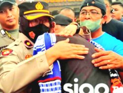 Humanis, Polisi Kawal Aksi Damai Aremania di Malang