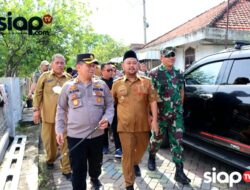 Kapolres Gresik Bersama Bupati Salurkan Bantuan untuk Korban Bencana Puting Beliung