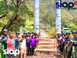 Atasi Kesulitan Masyarakat, Satgas YR 142/KJ bersama warga Perbaiki Tangga jembatan yang rusak