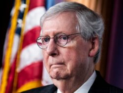 Senate Minority Leader Mitch McConnell hospitalized after falling – English SiapTV.com