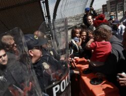 Border authorities in El Paso fend off large groups of migrants after unruly standoff – English SiapTV.com