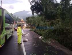 TANAH LONGSOR RUAS JALAN BATU KEDIRI