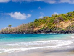 Pantai Padang Bai, Pantai Pasir Putih dengan Laut Biru yang Menawan di Karangasem