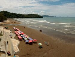 Pesona Pantai Air Manis, Pantai Cantik Dengan Legenda Malin Kundangnya