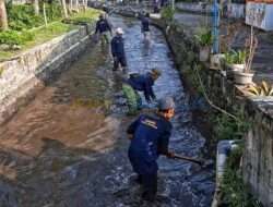 Peringati Hari Lingkungan Hidup Pemdes Desa Pendem Serentak Bersihkan Sungai Brantas