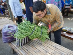 Di Momen Nongkrong Bareng, Mas Dhito Pikul Sayuran Pemberian Petani