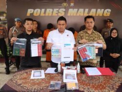 Kanit 3 Satreskrim Polres Malang Iptu Choirul, saat menyampaikan rillis tersangka yang menjual istrinya sendiri