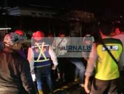 Polisi Selidiki Penyebab Kebakaran di Karanglo, Tiga Warung Ludes Terbakar