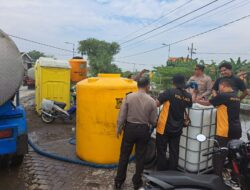 Salurkan Bantuan Air Bersih, Polsek Tanggulangin Peduli Bencana Banjir di Wilayahnya