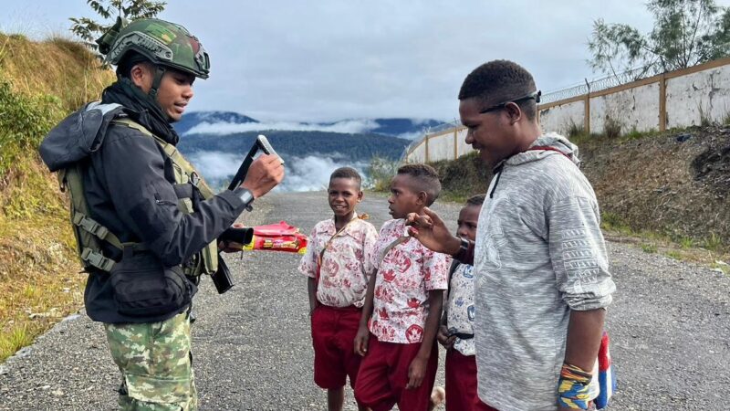 Keterbatasan Tanpa Alas Kaki Anak Papua Semangat Bersekolah Dapat Hadiah Dari Prajurit Condromowo
