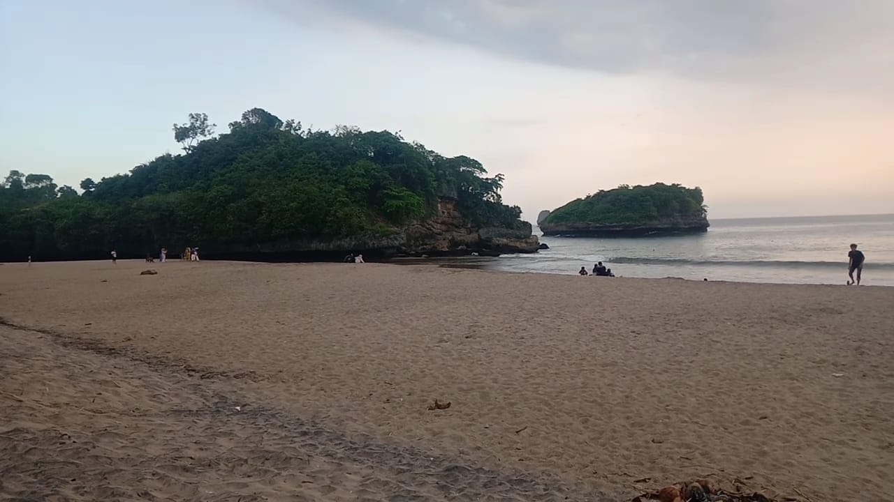 Pantai Ungapan terletak di daerah selatan Kabupaten Malang, tepatnya berada di wilayah Desa Gajahrejo, Kecamatan Gedangan. Destinasi wisata pantai eksotis di Kabupaten Malang.