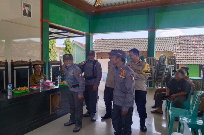 Sat Binmas Polres Bojonegoro menggelar pelatihan peningkatan kemampuan warga dan linmas dalam rangka Program Revitalisasi Satkamling