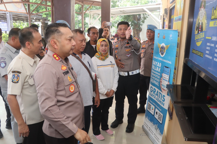 Kapolres Pasuruan, AKBP Teddy Chandra, melaunching Sistem Administrasi Manunggal Satu Atap (Samsat) "Samsat Smart Thru"