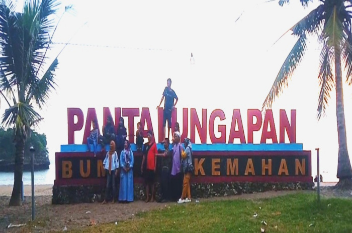 Pantai Ungapan terletak di daerah selatan Kabupaten Malang, tepatnya berada di wilayah Desa Gajahrejo, Kecamatan Gedangan