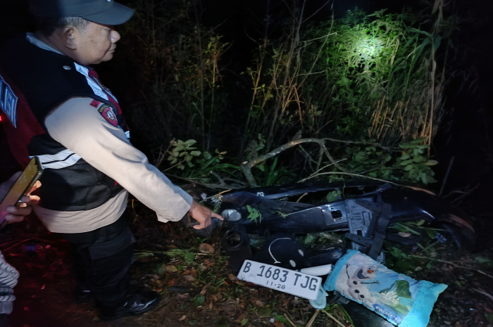 Toyota Fortuner yang masuk jurang membawa penumpang 9 orang terdiri dari 3 anak-anak dan 6 orang dewasa. Empat orang dilaporkan meninggal dunia di lokasi kejadian.