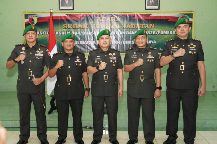 Kepala Staf Korem (Kasrem) 084/BJ, Kolonel Inf Erwin, S.I.P., M.Han. memimpin serah terima Jabatan Kepala Seksi Teritorial  (Kasiter) Korem 084/BJ dan Komandan Kodim (Dandim) 0826/Pamekasan.