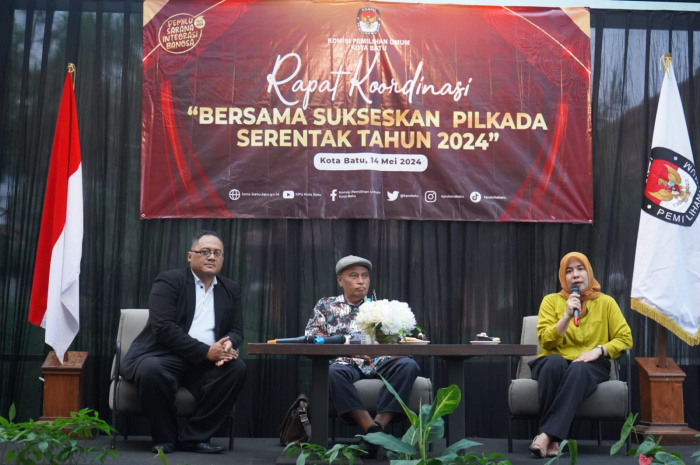 Rapat koordinasi dihadiri oleh Ketua KPU kota Batu Heru Joko Purwanto, Sekertaris KPU Kota Batu, Slamet Hendro Kusumo M.M mantan wartawan Suara Indonesia dan Budayawan kota Batu, KPU Kota Batu Divisi Sosdiklih, Parmas, SDM, Marlina