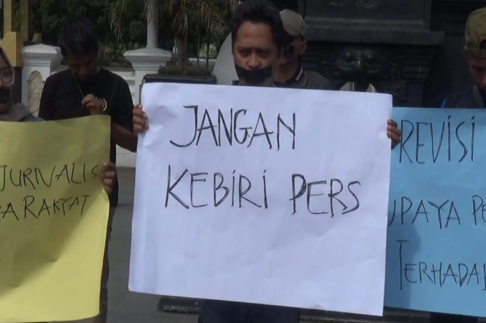 Puluhan wartawan Kediri melakukan aksi damai menolak draf Revisi RUU Penyiaran.