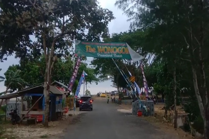 Pantai Wonogoro destinasi wisata pantai dengan pesona laut yang alami dan menawarkan keindahan alam nan cantik serta asri di wilayah Malang