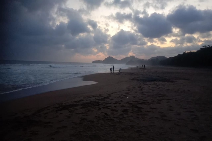 Pantai Wonogoro destinasi wisata pantai dengan pesona laut yang alami dan menawarkan keindahan alam nan cantik serta asri di wilayah Malang