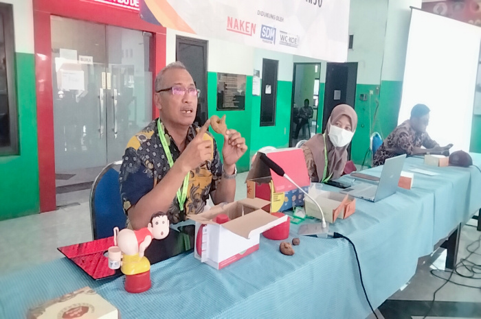 DR. Koen Irianto Uripan saat melakukan sosialisasi dan edukasi tentang sanitasi di wilayah Sidoarjo