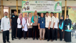 DR. Koen bersama tim verifikasi, Dinas Kesehatan Kabupaten Sidoarjo, Kepala Desa Sumput bersama perangkat, serta tim Puskesmas Urangagung