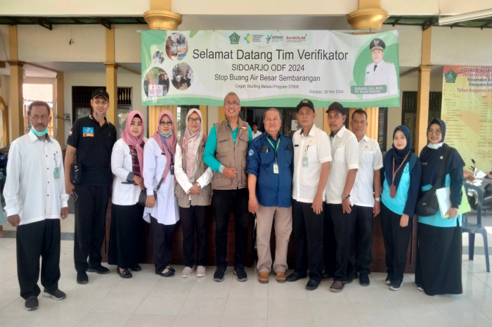 DR. Koen bersama tim verifikasi, Dinas Kesehatan Kabupaten Sidoarjo, Kepala Desa Sumput bersama perangkat, serta tim Puskesmas Urangagung