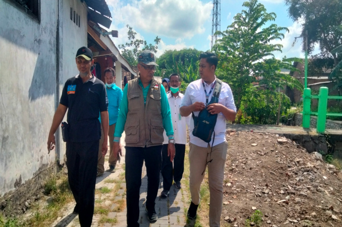 DR. Koen bersama Staff Dinkes Kabupaten Sidoarjo Supaat dan tim Blusukan guna mengetahui sanitasi warga Desa Sumput 