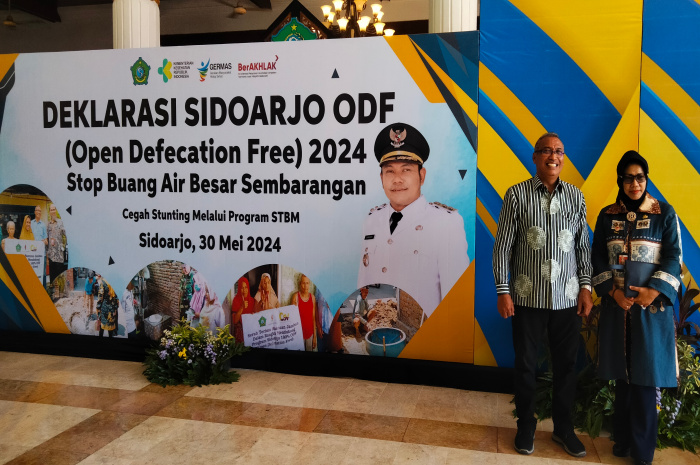 DR. Koen bersama Sekretaris Daerah Kabupaten Sidoarjo DR. Feni Apridawati S.KM, M. Kes. dalam acara Deklarasi Sidoarjo ODF 