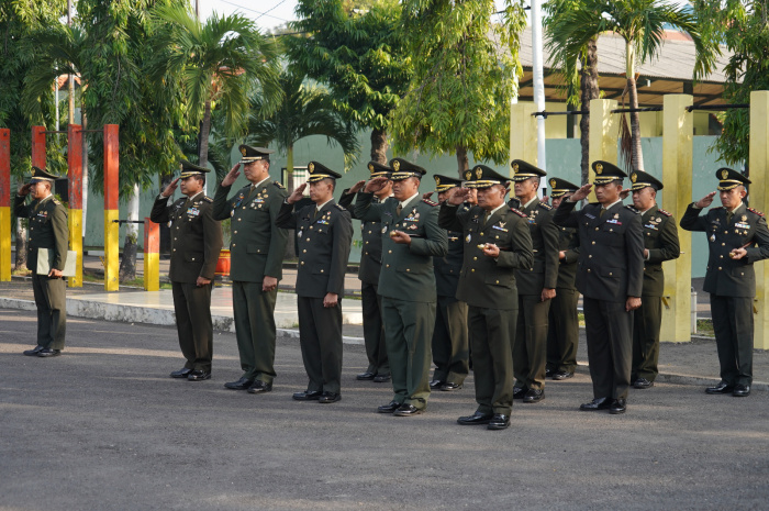 Komandan Korem 084/BJ pimpin Upacara Peringatan Hari Lahir Pancasila yang jatuh tanggal 1 Juni 2024 dan digelar dilapangan Makorem 084/BJ Jl. A. Yani No. 1 Surabaya, pada Sabtu (1/6/2024).