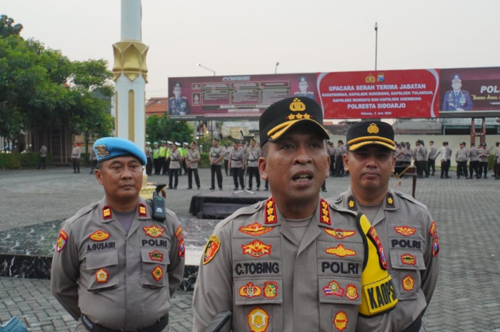 Kapolresta Sidoarjo, Kombespol Christian Tobing, saat press release usai pimpin Serah terima jabatan (sertijab) di lingkungan Polresta Sidoarjo