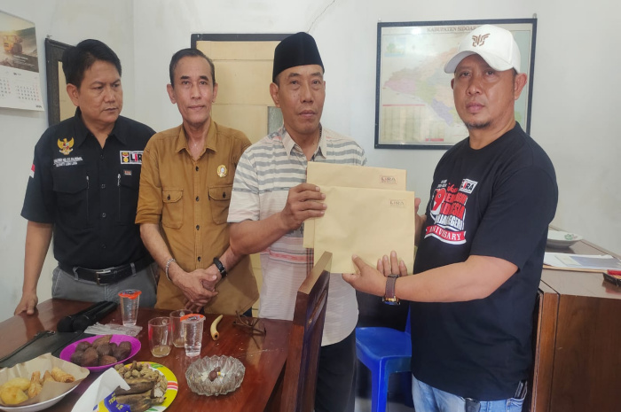 Jelang Harlah, Bupati dan Wakil Bupati LSM LIRA Sidoarjo menyerahkan secara simbolis surat tugas dan proposal 3 kegiatan nasional LSM LIRA kepada Ketua Panitia dan tim 