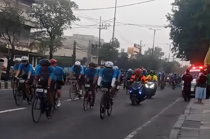 Polri, TNI, Dinas Perhubungan, Satpol PP, dan tim medis dikerahkan untuk mengamankan jalur balap sepeda Tour de Panderman 2024 di wilayah Sidoarjo.