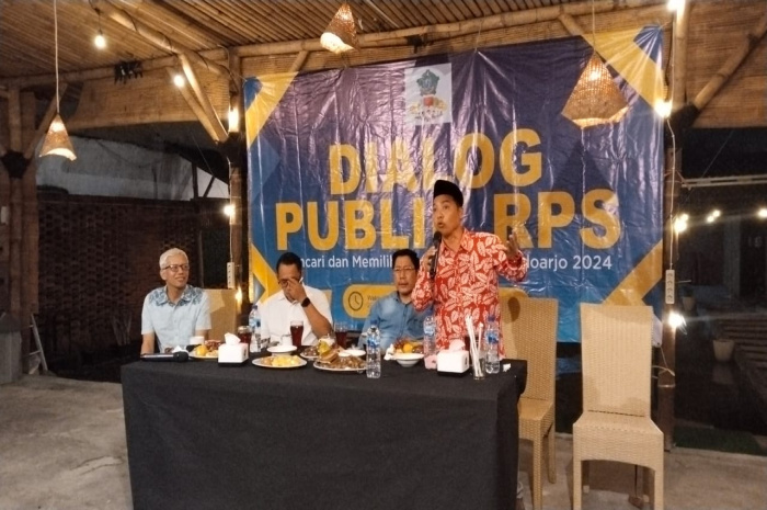 Tiga orang calon Wakil Bupati Sidoarjo saling beradu gagasan dalam forum dialog publik yang digelar oleh Komunitas Ruang Publik Sidoarjo (RPS)