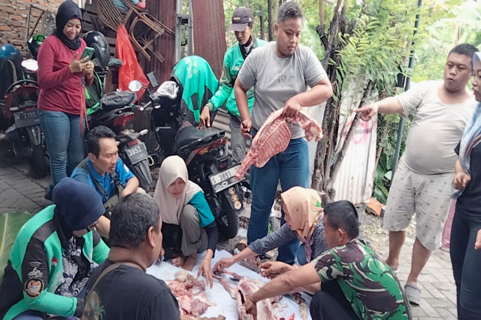 Aliansi Ojol Sidoarjo melaksanakan kegiatan pemotongan hewan kurban di hari Raya Idul Adha