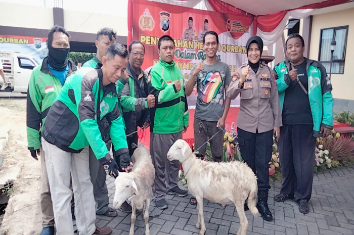 Aliansi Ojol Sidoarjo menerima bantuan 2 ekor kambing dari Polresta Sidoarjo 