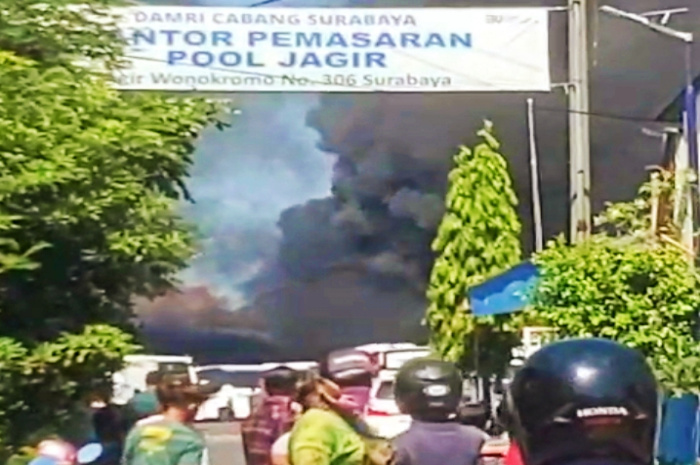 Dinas Pemadam Kebakaran dan Penyelamatan (DPKP) Kota Surabaya mengerahkan 13 unit kendaraan pemadam (Damkar) untuk memadamkan kebakaran yang terjadi di Pool DAMRI Jagir Wonokromo, Surabaya.