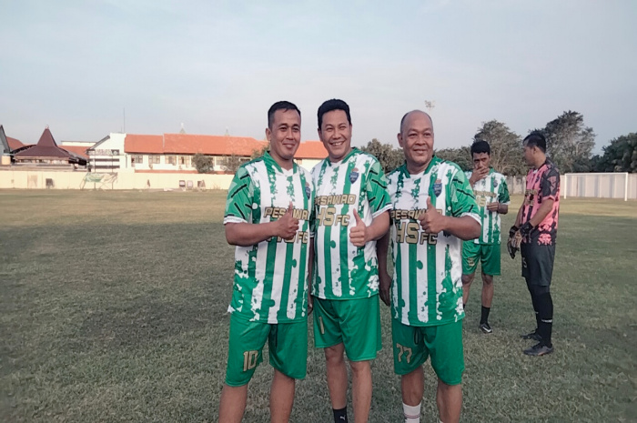 Plt. Bupati Sidoarjo, H. Subandi, sepakbola bersama wartawan dalam rangka menunjukkan kedekatan dan kebersamaannya yang digelar di Lapangan Sepakbola Jenggolo