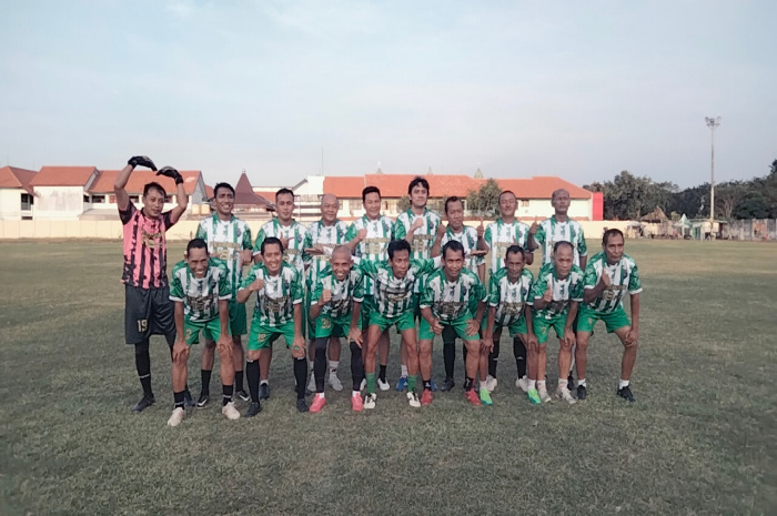 Tim Plt. Bupati Sidoarjo Sepakbola bersama melawan tim wartawan Waras FC di Lapangan Jenggolo, Sidoarjo 