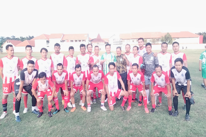 Tim Plt. Bupati Sidoarjo melawan tim wartawan Waras FC di Lapangan Jenggolo, Sidoarjo