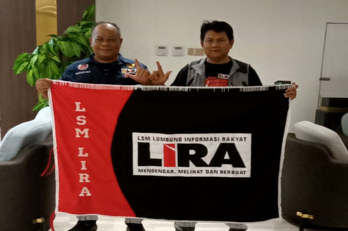 Bupati LSM LIRA Sidoarjo Winarno ST., SH., M.Hum., (Kanan) dan Tim Investigasi Widodo saat Gladi Resik Jelang HUT ke-19 LSM LIRA di Sun Hotel Sidoarjo 