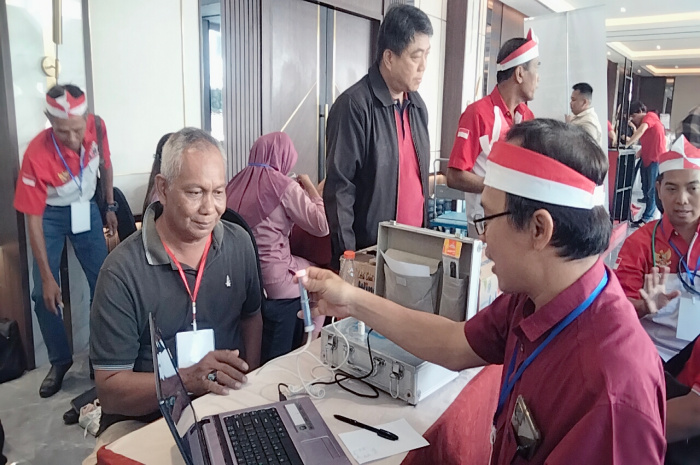 dr. Andre bersama tim kesehatan saat Berikan Layanan Kesehatan Peserta Rapimnas LSM LIRA