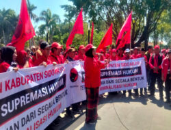 Kader PDI-Perjuangan Gelar Aksi Damai di Alun-alun Sidoarjo