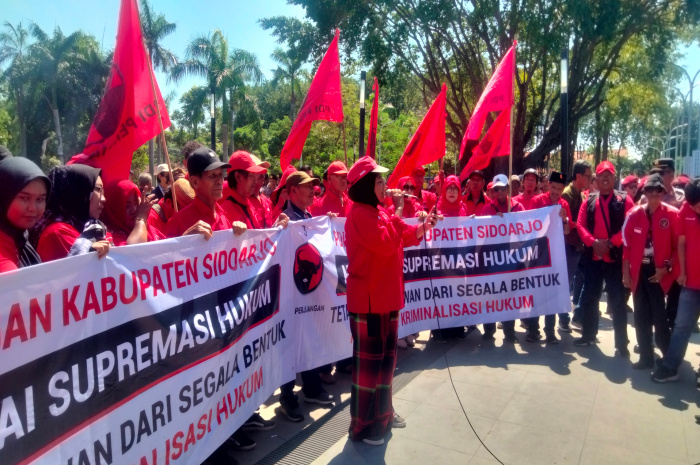 Kader PDI-Perjuangan Gelar Aksi Damai di Alun-alun Sidoarjo