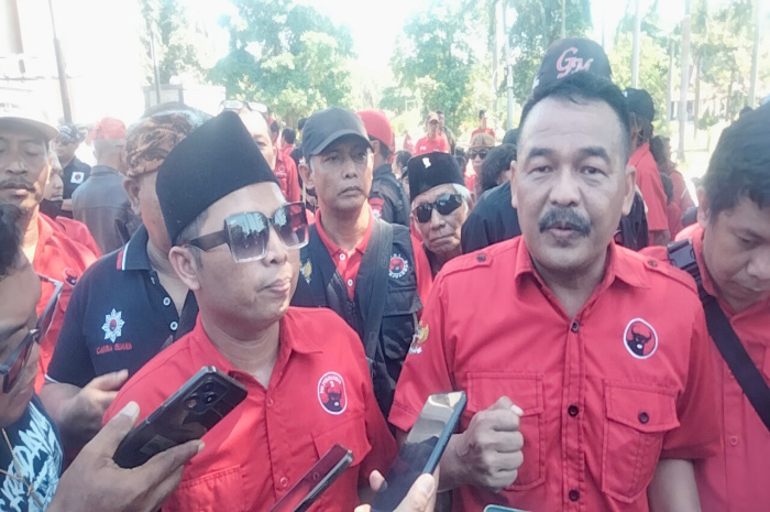 Ketua DPC PDI-Perjuangan Kabupaten Sidoarjo Sumi bersama dr. Andre Yulius dalam aksi damai di Monumen Jayandaru alun-alun, Jl. Jenggolo, Kabupaten Sidoarjo 